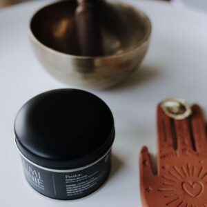 bougie-artisanale-cire-vegetale-litho-passion-couvercle-140-g