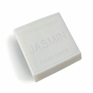 Le Savon Carré Végétal – Jasmin Maître Savonitto accompagne votre toilette d’une senteur florale élégante. Sa base lavante végétale est enrichie en huile d’amande douce. Un format carré pratique à utiliser au quotidien ou à offrir avec un joli porte-savon.